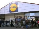 Obchodníci a agropotravinári chcú, aby boli obchody zatvorené deň v týždni