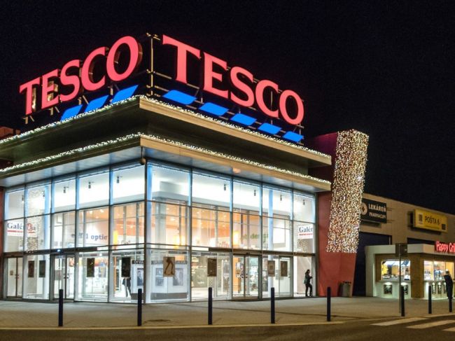 Aj Tesco zavádza prednostné nákupné hodiny pre seniorov