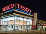 Aj Tesco zavádza prednostné nákupné hodiny pre seniorov