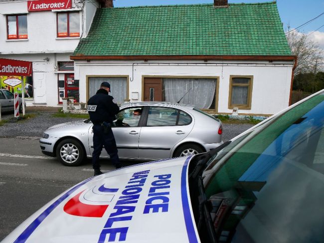 Francúzsko hlási už 562 úmrtí, na dodržiavanie zákazov budú dozerať drony