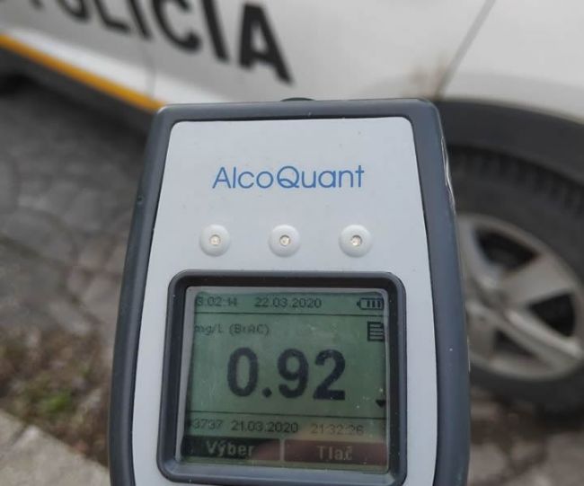 Opitý vodič jazdil v protismere na diaľnici, nafúkal skoro dve promile