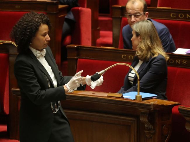 Francúzsko hlási už 674 úmrtí, parlament vyhlásil stav núdze
