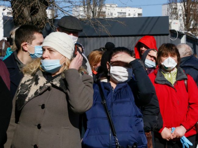 Ukrajina dostala ochranné masky a testy na koronavírus z Číny