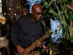 Chorobe COVID-19 podľahol vo Francúzsku spevák a saxofonista Manu Dibango