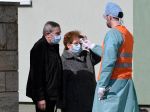 Ochranné rúška budú povinnosťou, pred obchodmi budú merať teplotu