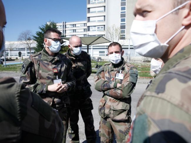 Talianske úrady zhabali takmer 2000 respirátorov, ktoré smerovali do Grécka