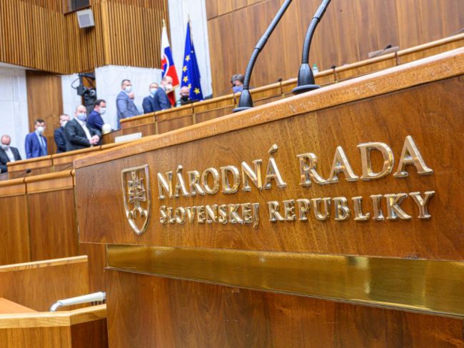 Poslanec Národnej rady SR je v karanténe, podľa Vážneho má COVID-19