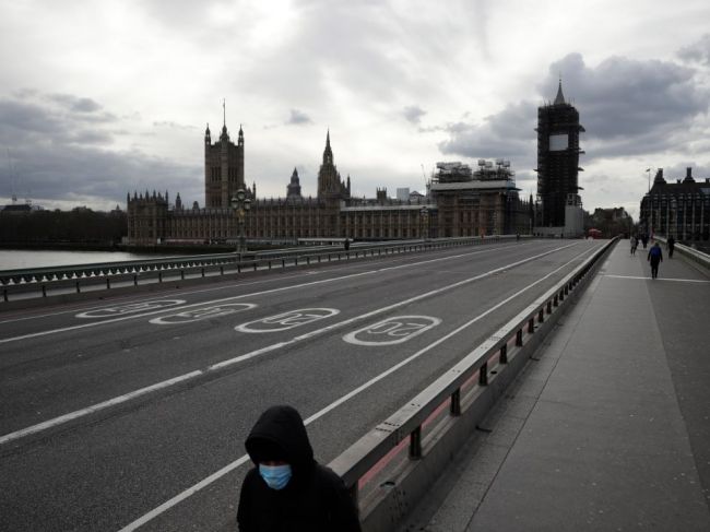 Britský parlament pravdepodobne uzavrú na štyri týždne