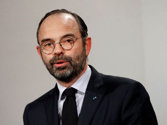 Francúzsky premiér a ministri zdravotníctva čelia trestným oznámeniam lekárov