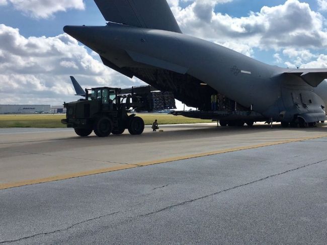 Letka NATO na Slovensko v stredu priviezla 48 ton medicínskeho materiálu