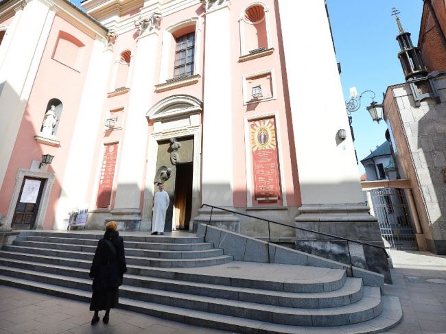 Kňaz ponúka pre koronavírus ľuďom veľkonočné spovede z auta