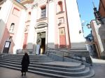 Kňaz ponúka pre koronavírus ľuďom veľkonočné spovede z auta