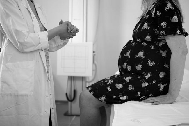 Štúdia: Prenos koronavírusu z tehotnej ženy na dieťa je zriedkavý, ale možný
