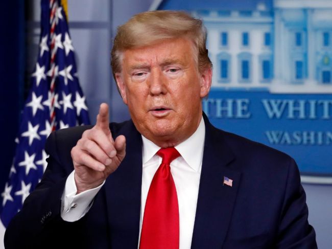 Trumpov volebný tím hrozí televíznym staniciam právnymi krokmi