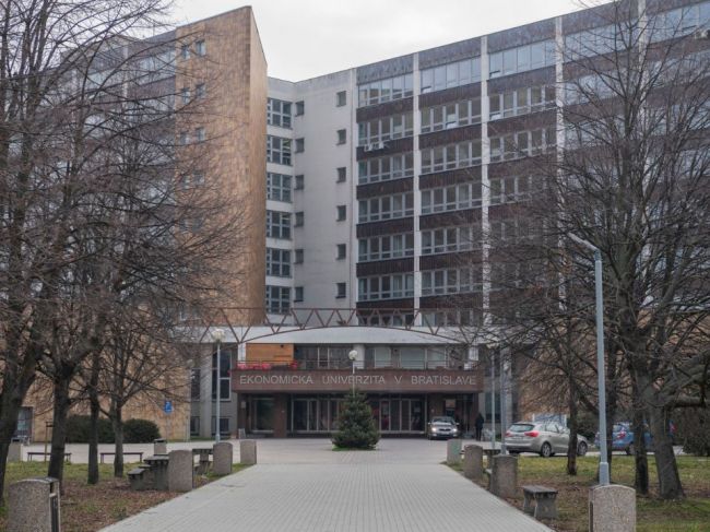 Prihlášky na univerzity je možné podať najmä elektronicky, posúvajú sa i termíny