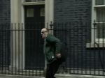Video: Johnsonovho poradcu Cummingsa prichytili, ako uteká z Downing Street