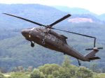 Vojaci nasadili vrtuľníky Blackhawk na prepravu zdravotníckych zásob