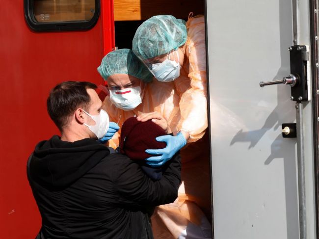 Zomrela nakazená zdravotná sestra z nemocnice v Prahe