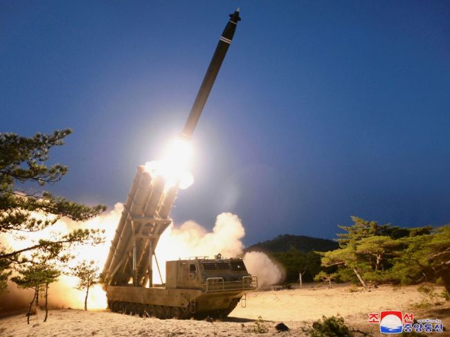 Analytici špekulujú, čo znamená Kimova neúčasť na raketových testoch