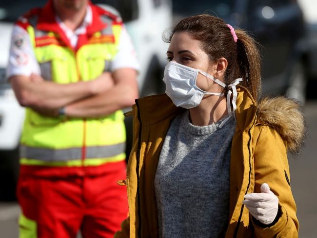 Rakúsko sprísňuje opatrenia v boji s koronavírusom a zavádza povinné rúška