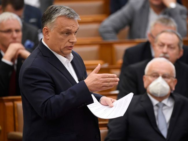 Maďarský parlament schválil zákon o posilnení právomocí Orbánovej vlády