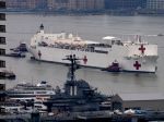 Do New Yorku priplávala nemocničná loď vojenského námorníctva