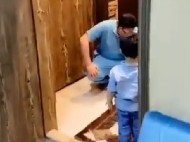 Video: Lekár sa rozplakal, keď uvidel syna. Nemohol ho ani objať
