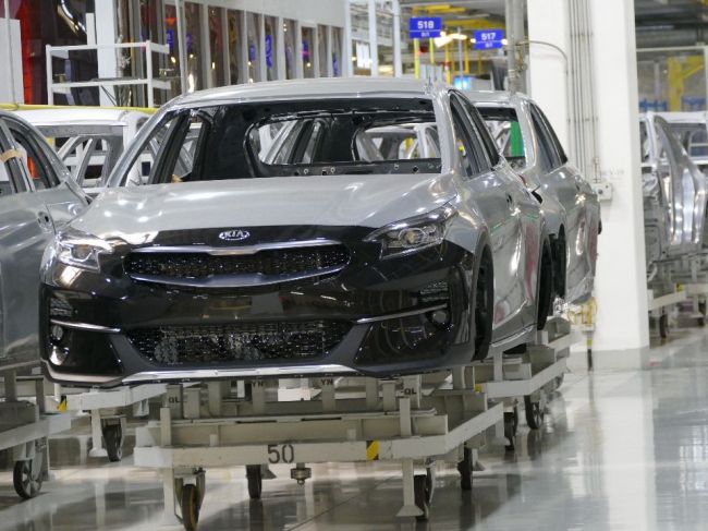 Automobilka Kia obnoví výrobu, prejde na dvojzmennú prevádzku