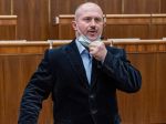 Súd zrušil aprílový termín pojednávania o kontroverzných šekoch Mariana Kotlebu