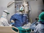 Zdravotnícki pracovníci s ochorením COVID-19 dostanú 100-percentnú PN