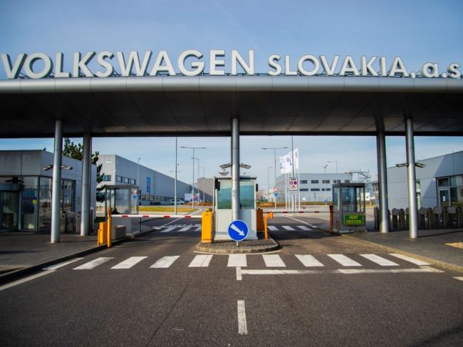 Volkswagen Slovensko predlžuje zastavenie výroby do 19. apríla