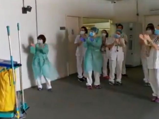 Video: Prvýkrát tlieskali aj zdravotníci. Na týchto ľudí sa podľa nich zabúda