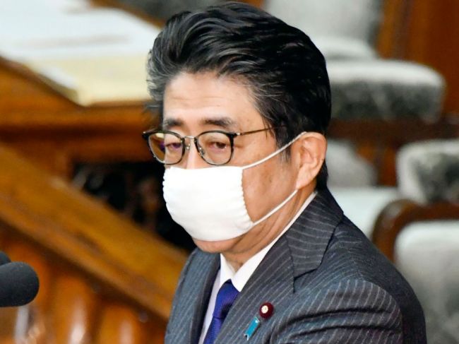 Japonský premiér ponúka rúška zdarma, no odmieta vyhlásiť stav núdze