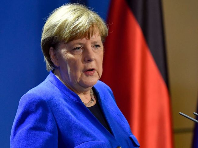 Šéfovia Volkswagenu, BMW a Daimleru mali krízový telefonát s Merkelovou