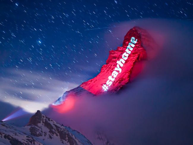 Z mocného vrchu Matterhorn žiari v noci posolstvo nádeje