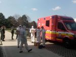 Hasiči odoberajú vzorky na Akadémii Policajného zboru v Bratislave