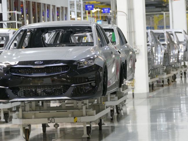 Automobilka Kia obnoví výrobu v dvojzmennej prevádzke