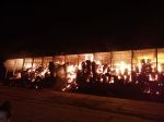 Hasiči už viac ako 13 hodín likvidujú požiar senníka v obci Závod