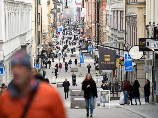 Liberálny prístup Švédska k pandémii čelí po prudkom náraste obetí kritike