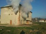 Pri požiari bytového domu zahynula jedna osoba