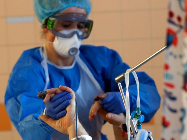 Chorobe spôsobenej koronavírusom v Česku podľahlo 91 ľudí; vyliečilo sa 181