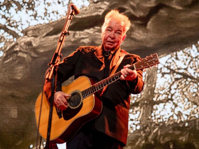 John Prine, legenda amerického folku, podľahol nákaze koronavírusom