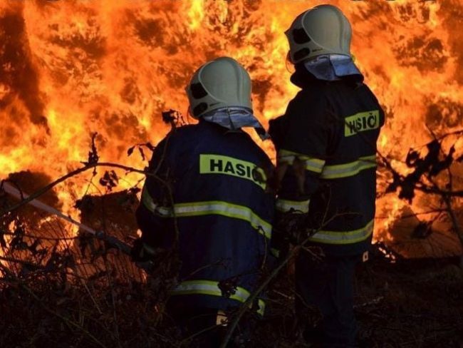 Desiatky hasičov zasahujú požiari lesa, na miesto smeruje vrtuľník
