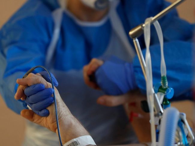 V Česku chorobe COVID-19 podľahlo už 99 ľudí, 233 sa vyliečilo