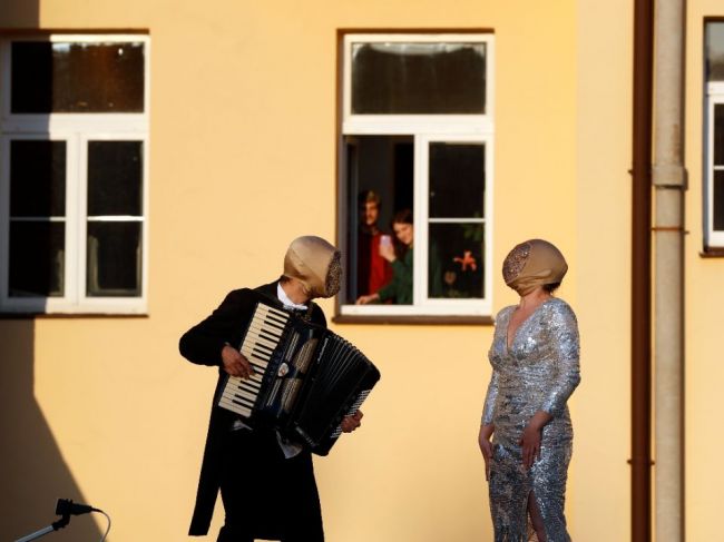 Českí poslanci schválili pokutu 10.000 korún za nenosenie rúška