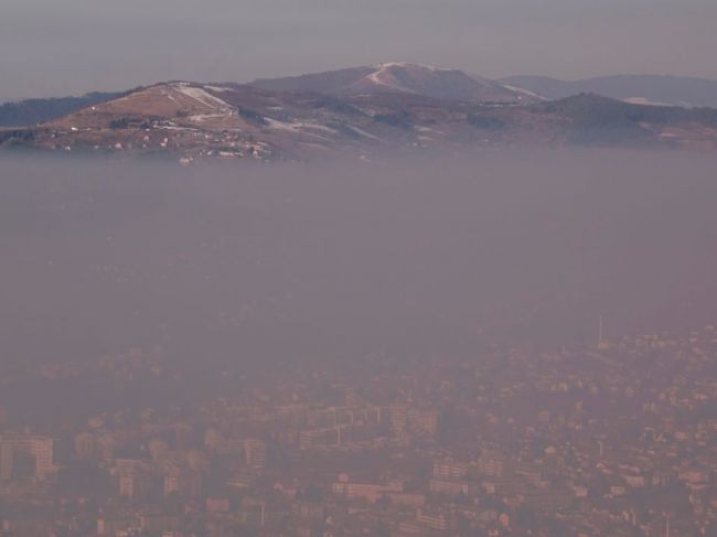 Štúdia: Takto súvisí riziko úmrtia na COVID-19 so smogom