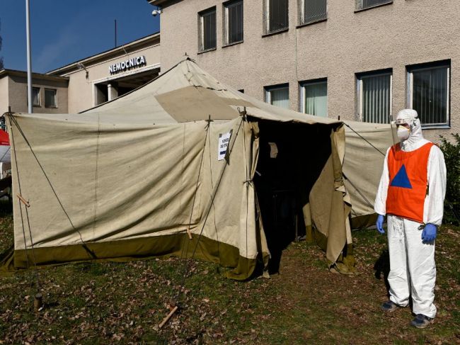 Zdravotníci z bojnickej nemocnice pre nedostatok respirátorov používajú plynové masky