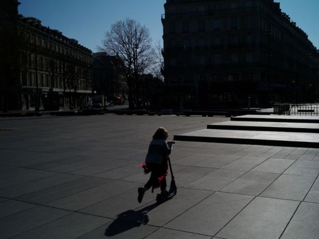 Vo Francúzsku evidujú nárast telefonátov od detí ohrozených domácim násilím