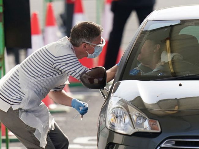 Počet obetí nového koronavírusu v Británii stúpol o 881