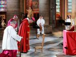 V katedrále Notre-Dame sa konali obrady za účasti 7 kňazov a veriacich